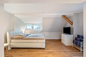 a bedroom with a bed and a tv at Ferienhaus Nala Görlitz in Görlitz