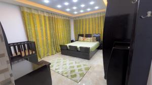 ein Schlafzimmer mit einem Bett in einem Zimmer in der Unterkunft Jerash Villa For Rental in Gerasa
