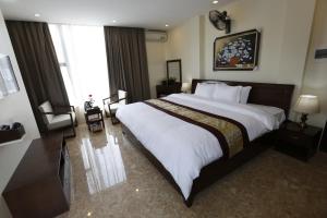 una camera con un grande letto in una camera d'albergo di Hoang Ngoc Hotel a Đồng Văn