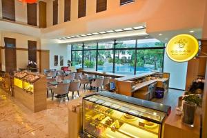 a restaurant with a game room with tables and chairs at Papago International Resort in Chishang