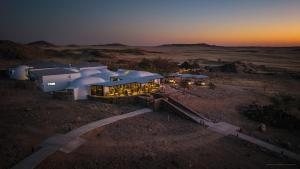 a house in the middle of the desert at night at Rostock Ritz Desert Lodge in Cha-re