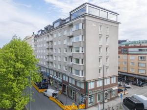 a tall white building with a lot of windows at Perheasunto keskustassa in Tampere
