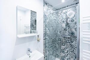 a bathroom with a shower and a sink at Maison basque familiale Eguski Alde in Saint-Jean-de-Luz +17 photos
