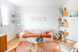 a living room with a couch and a glass table at Maison basque familiale Eguski Alde in Saint-Jean-de-Luz