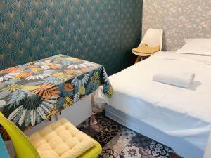 a small bedroom with a bed and a chair at 住在巴黎 in Bondy