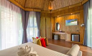 TV a/nebo společenská místnost v ubytování Aonang Fiore Resort