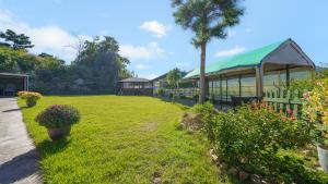 a green yard with plants and a building at Gapyoeng New Cheongpyeong Pension in Gapyeong +6 photos
