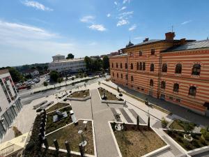 an aerial view of a building with a courtyard at Cartagena Urban Escape in Brčko