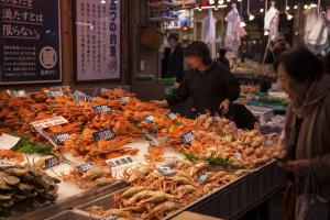 a market with many different types of seafood on display at House Hotel Kenrokuzaka in Kanazawa