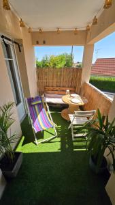 a patio with two chairs and a table and a table and chairs at Appartement, Calme, Cosy et Balcon in Châteauroux
