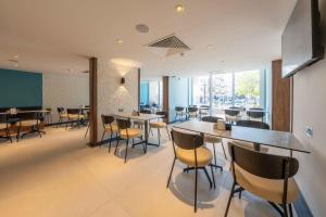 ein Besprechungsraum mit Tischen und Stühlen in einem Gebäude in der Unterkunft Santana Hotel & SPA in St Paul's Bay