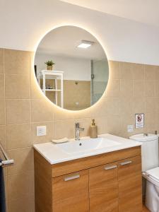 a bathroom with a sink and a mirror at Pico Colorao Loft in Soo