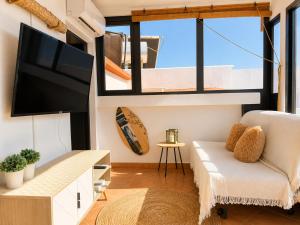 a living room with a tv and a couch at Pico Colorao Loft in Soo