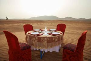 a table in the middle of the desert at Sam Sand Dunes Camps Jaisalmer in Sām +28 photos