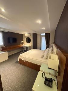 ein Hotelzimmer mit Bett und Schreibtisch in der Unterkunft Endglory Hotel in Çorlu