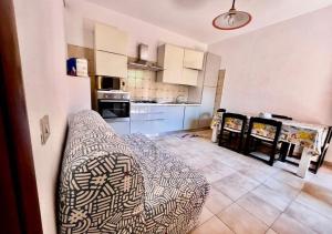 a living room with a couch and a kitchen at Casa Lucia in Villasimius