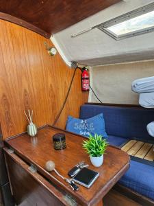 a table in the back of a tiny house at BoatMotel in Sainte-Marie-la-Mer