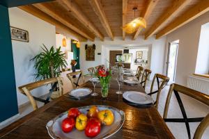a dining room with a table with fruit on it at Gîte L'instant Vosges in Aydoilles