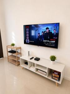 ein Wohnzimmer mit einem Flachbildfernseher an der Wand in der Unterkunft Harmony Villa in Tanza