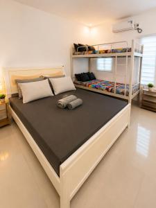 ein Schlafzimmer mit einem großen Bett und zwei Etagenbetten in der Unterkunft Harmony Villa in Tanza + 5 Fotos