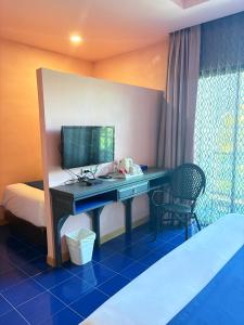a room with a desk with a sink and a bed at Chiangkhong Teak Garden Riverfront Hotel in Chiang Khong