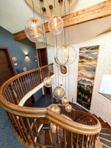 a room with a wooden bench and chandelier at VILLAWILLI - Gemütliche Ferienwohnungen in Fischen