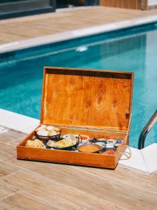 a wooden box of food next to a swimming pool at Rua Sapanca in Sapanca