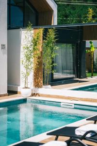 a swimming pool with chairs and plants in a house at Rua Sapanca in Sapanca +11 photos
