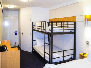 a bunk bed room with two bunk beds at ibis Budget - Gosford in Gosford