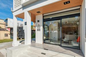 a store front with large glass doors and a table at 消波塊民宿 in Xiaoliuqiu