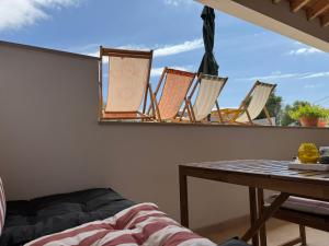 a room with a table and chairs and a window at Casa da Curva in Mendiga +51 photos