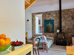 a living room with a table with fruit on it at Casa da Curva in Mendiga