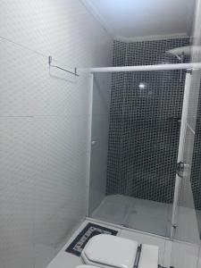 a bathroom with a glass shower with a toilet at Hotel Real Centro in São Paulo