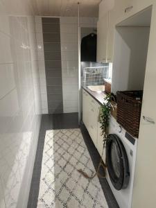 a kitchen with a washing machine in a bathroom at Kolmio lähellä palveluita in Tampere