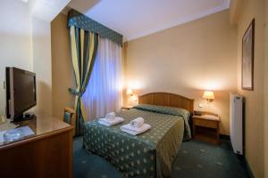 Ένα ή περισσότερα κρεβάτια σε δωμάτιο στο Hotel Kastoria in Kastoria City
