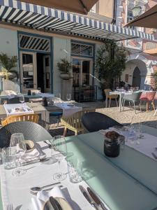 a restaurant with white tables and chairs and a patio at Hardthaus Gästezimmer in Kraiburg am Inn