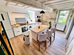 a kitchen with a table and chairs in a room at Le Cottage in Aguts