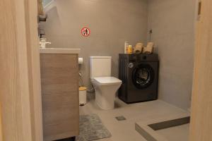 a bathroom with a washing machine and a toilet at Casa Berardo in Megara