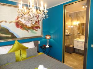 1 dormitorio con cama, lámpara de araña y baño en Art Of Dreams Deluxe 4 stars, en Laakdal