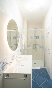 ein weißes Badezimmer mit Waschbecken und Dusche in der Unterkunft Affittacamere Iside in Sapri + 72 Fotos