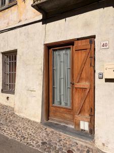 a wooden door on the side of a building at Studio centre du village in Tende
