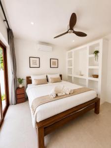 a bedroom with a large bed with a ceiling fan at Tropical villa - Private pool - 3 bedrooms in Ko Phangan +9 photos