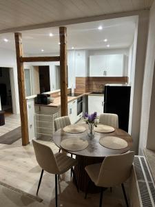 a kitchen with a table and chairs in a kitchen at Ferienwohnung Noela in Sankt Ingbert