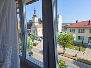 a window with a view of a city street at Apartman National 2 in Velika Kladuša +1 photo