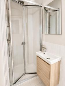 a bathroom with a shower and a sink at Casa Soleá- a dos min de la playa in Castell de Ferro +13 photos