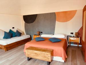 ein Schlafzimmer mit zwei Betten und blauen Kissen in der Unterkunft La Pitta in Gattinara