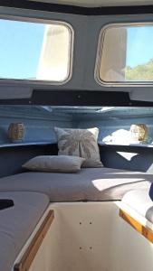 two beds in a room with two windows at Petit Shetland in Liverdun