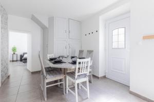 a white dining room with a table and chairs at Hello Flat - Maison de ville près de Paris in Athis-Mons +15 photos