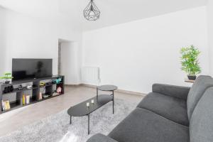 a living room with a couch and a table at Hello Flat - Maison de ville près de Paris in Athis-Mons