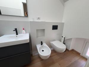 a bathroom with a white sink and a toilet at Mansarda Alla Palma in Intra